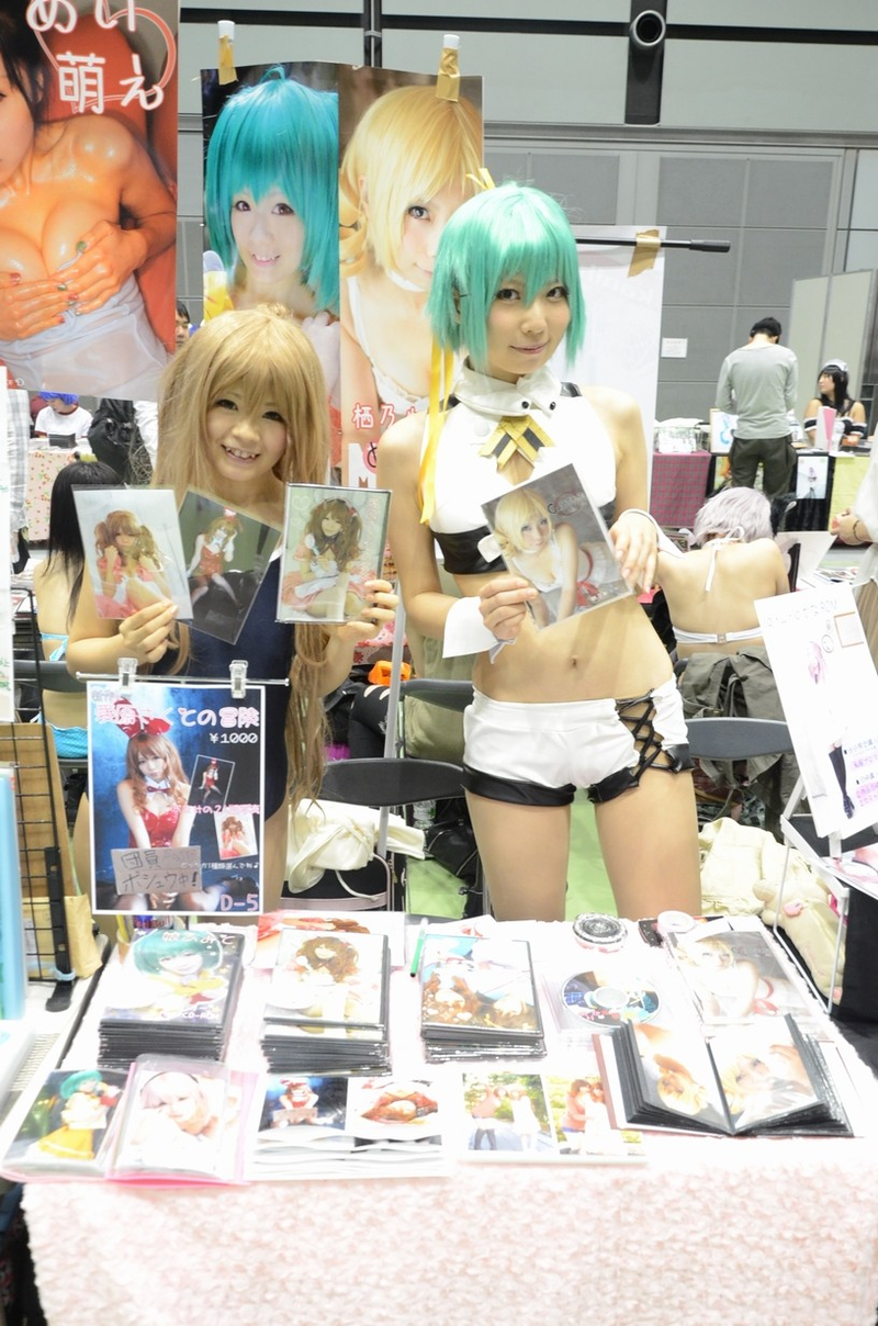 Illustration for article titled Buy Photos of Bikini Cosplayers from Cosplayers in Bikinis